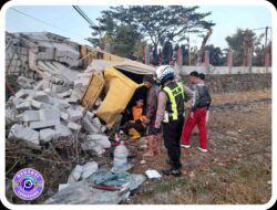 Kernet Terpental 7 Meter, Sopir Terjepit Truk Fuso Bermuatan Bata Ringan Hantam Baliho di Bypass Mojokerto