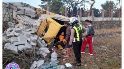 Kernet Terpental 7 Meter, Sopir Terjepit Truk Fuso Bermuatan Bata Ringan Hantam Baliho di Bypass Mojokerto