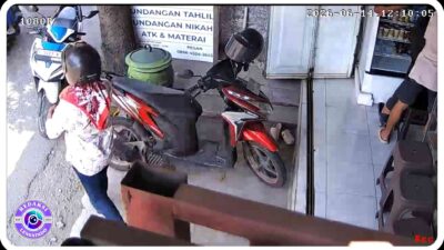 Pelaku pencurian sepeda motor di mojokerto terekam cctv saat beraksi.(foto:cctv)