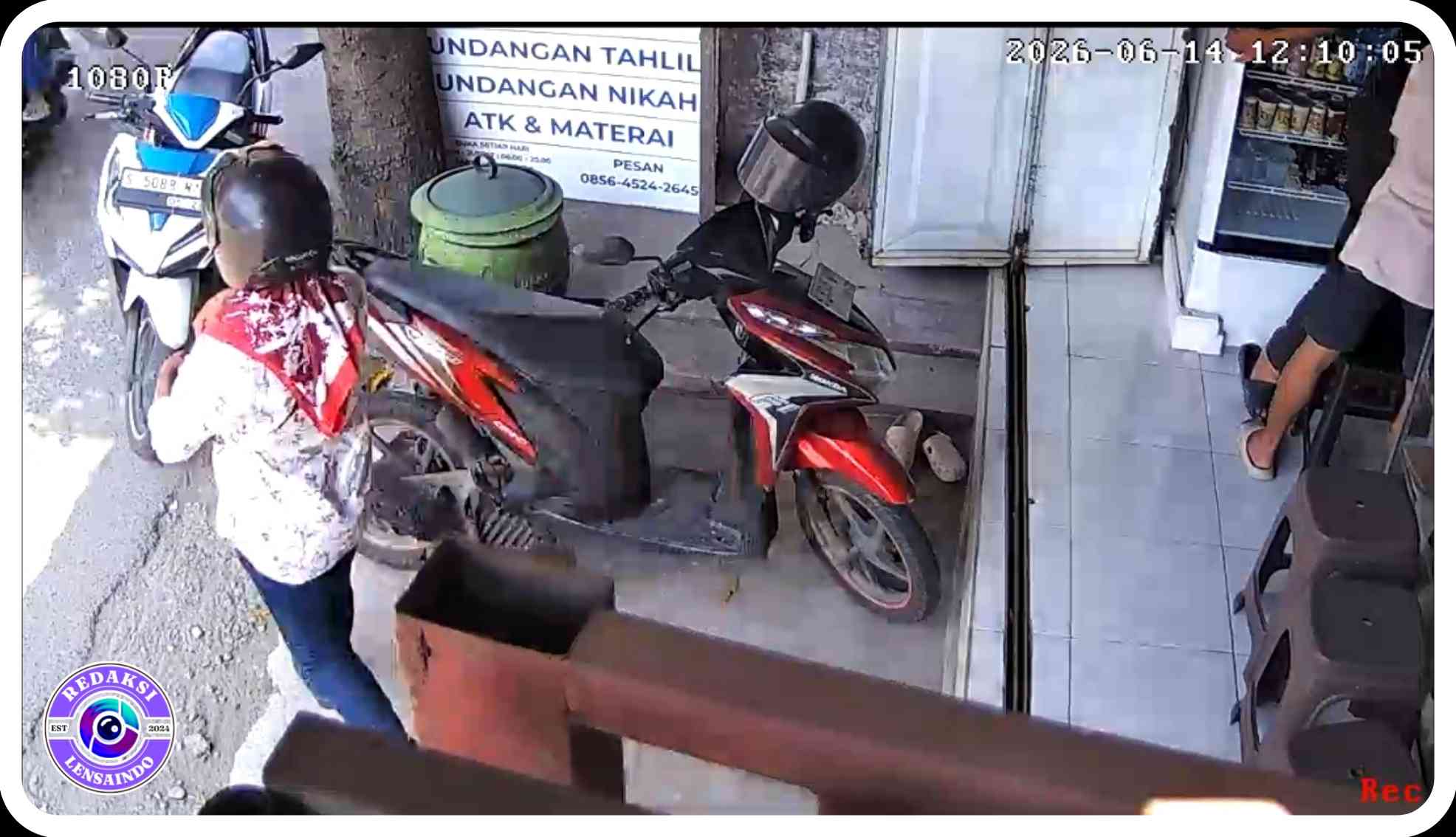 Pelaku pencurian sepeda motor di mojokerto terekam cctv saat beraksi.(foto:cctv)