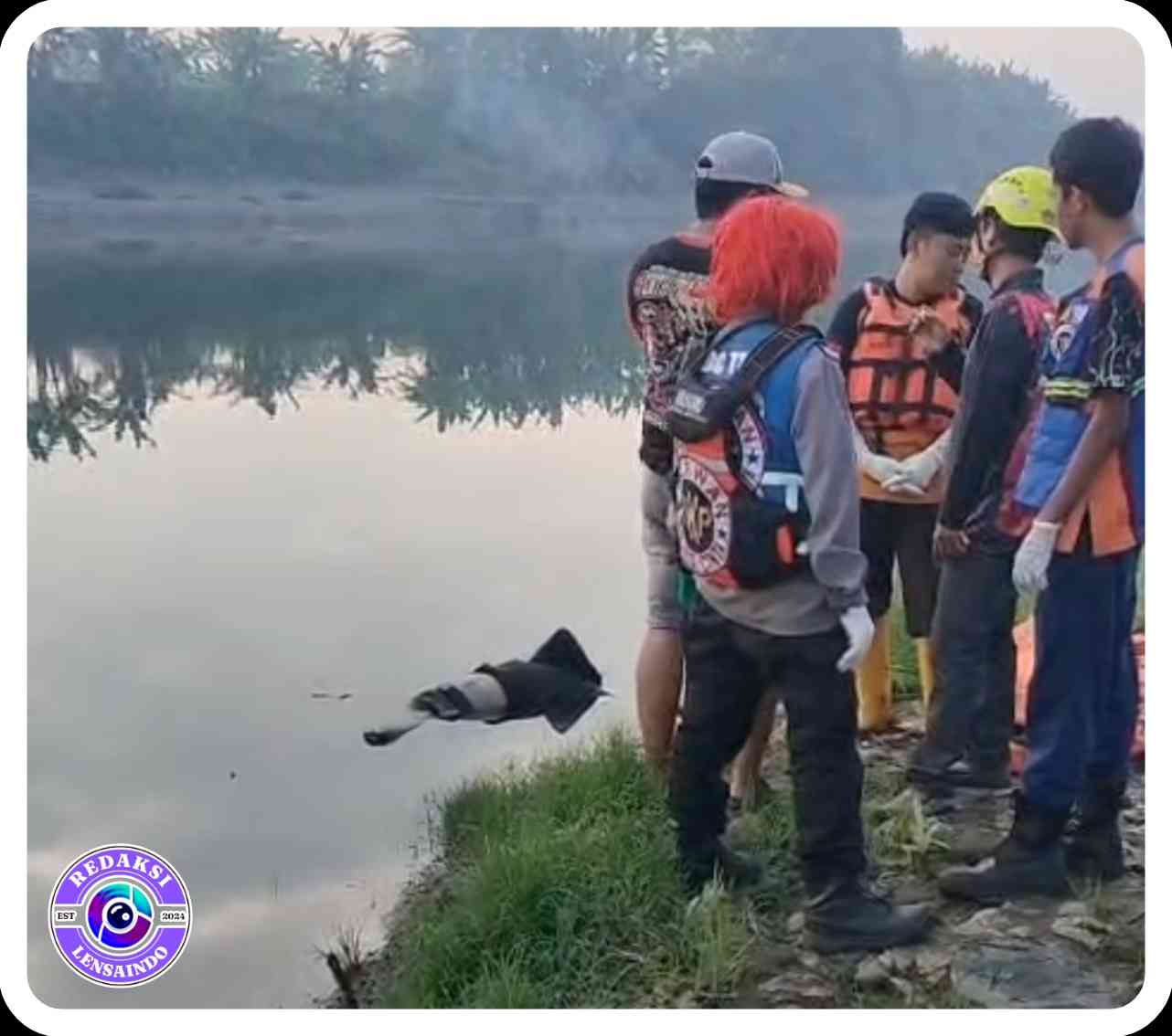 Mayat seorang pria mengapung dialirkan sungai brantas akan dievakuasi oleh relawan mojokerto.(foto:istimewa)
