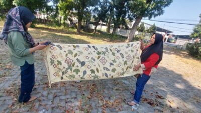 hasil karya dari mewarnai kain polos dengan motif daun yang sangat istimewa karna tanpa bahan sintetis.(foto:erick)