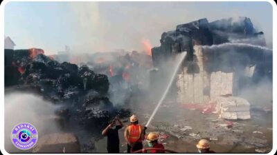 Api dari Lahan Tebu Merembet ke PT Sun Paper Source Mojokerto, Tumpukan Kertas Bahan Baku Terbakar