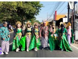 Desa Dlanggu Gelar Karnaval Budaya, Warga Tampil dengan Aneka Busana Adat