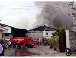 22 Jam Terbakar, Api di Pabrik Sepatu Dlanggu Mojokerto Masih Belum Padam