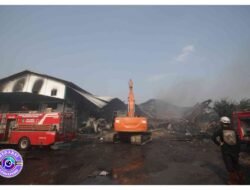 BPBD Kabupaten Mojokerto Turunkan Ekskavator untuk Jangkau Titik Api di Pabrik Sepatu Dlanggu