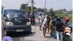 Menyeberang Jalan Berujung Maut, Pengendara Motor Tewas Ditabrak Pikap di Mojokerto