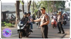Kapolres Mojokerto Kota Turun ke Jalan, Bantu Pelajar Menyeberang di Depan SMPN 9