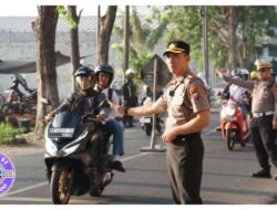 Kapolres Mojokerto Kota Turun ke Jalan, Bantu Pelajar Menyeberang di Depan SMPN 9
