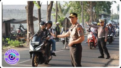 Kapolres Mojokerto Kota Turun ke Jalan, Bantu Pelajar Menyeberang di Depan SMPN 9